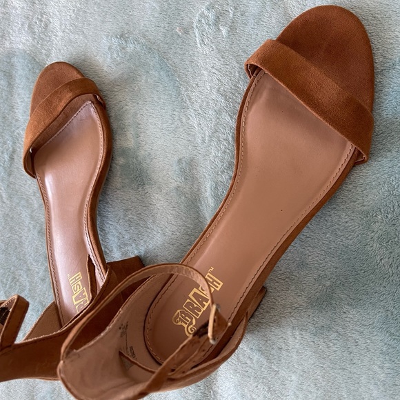 Heels - Picture 4 of 6